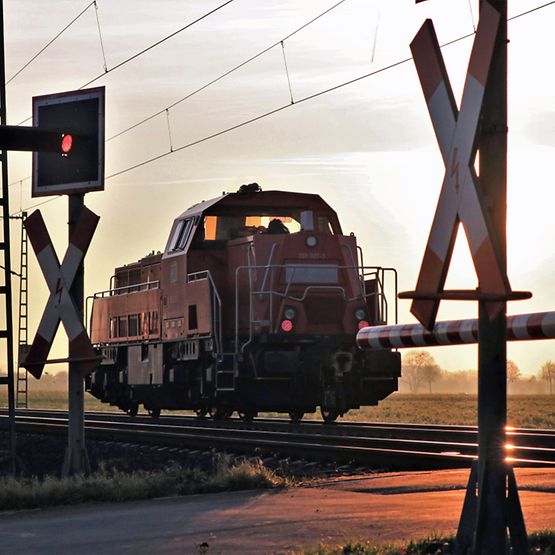 DB Cargo Gravita passiert Bahnübergang